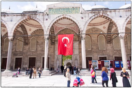 Blue Mosque red flag The Sultan Ahmed Mosque (Turkish: Sultan Ahmet Camii) is a historic mosque in Istanbul. The mosque is popularly known as the Blue Mosque for the blue tiles...