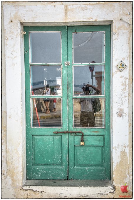 old-door-and-photographer_20277713473_o